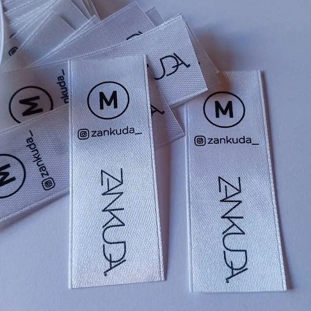 100 Etiquetas Satín 2,5x7 Cms  Personalizadas con tallas surtidas, fondo blanco 2