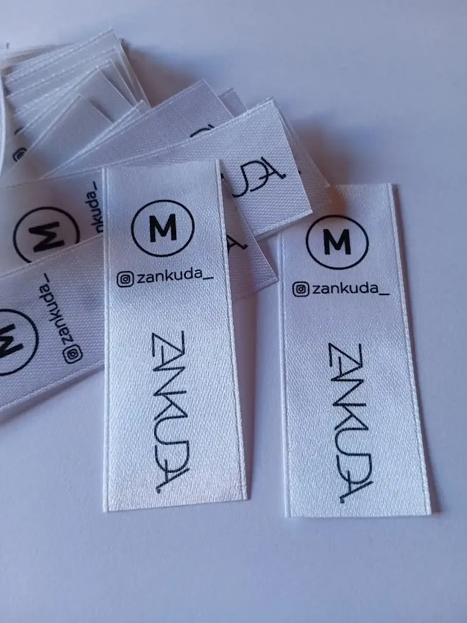 100 Etiquetas Satín 2,5x7 Cms  Personalizadas con tallas surtidas, fondo blanco 2