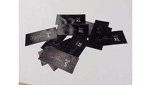 100 Etiquetas Satín tallas surtidas, 2,5x7 cms, full color