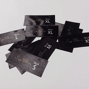 100 Etiquetas Satín tallas surtidas, 2,5x7 cms, full color