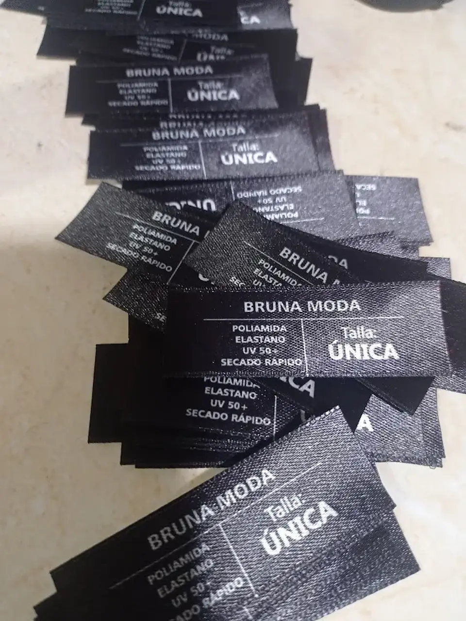 100 Etiquetas Satín tallas surtidas, 2,5x7 cms, full color 4