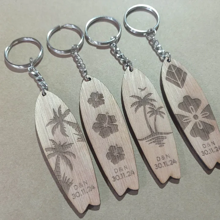 Llaveros con forma personalizada en madera 6