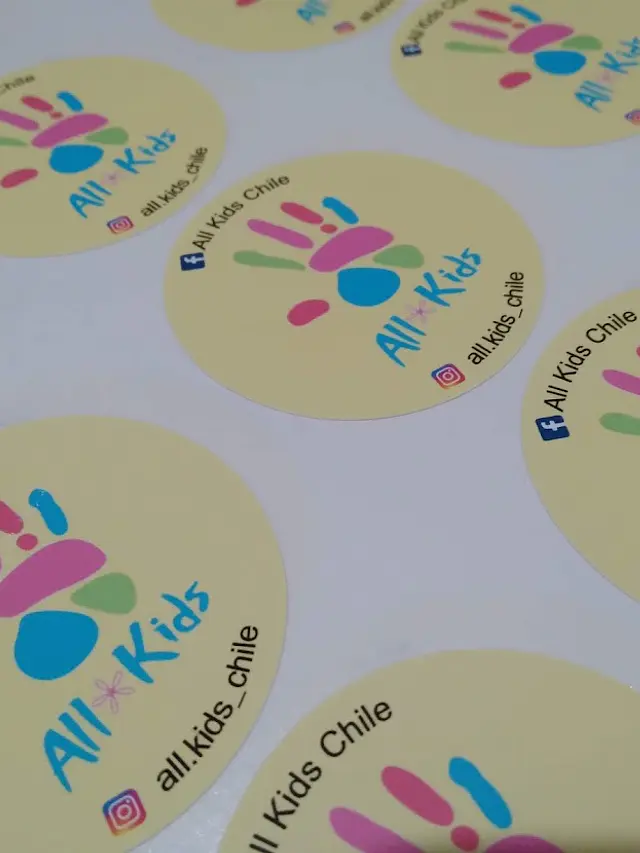 Pack 100 Stickers 5x5 o 5 cms personalizados 1