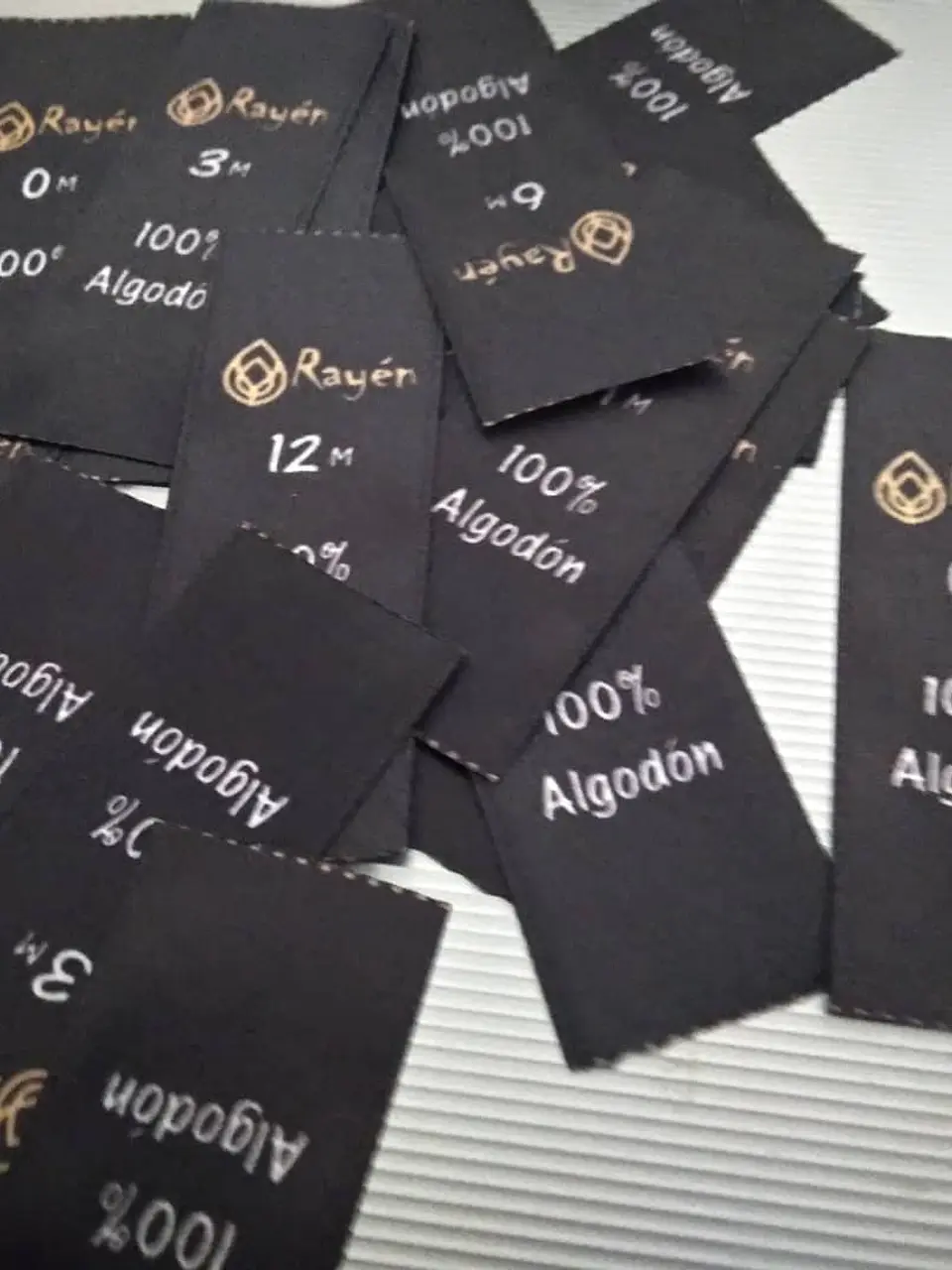 Pack 1.000 Etiquetas de costura personalizadas en Cinta Satín 2