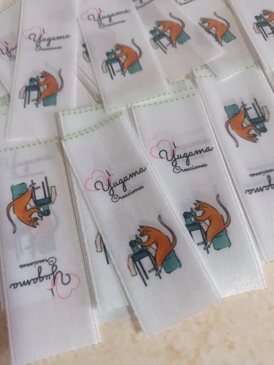 Pack 1.000 Etiquetas de costura personalizadas en Cinta Satín 1