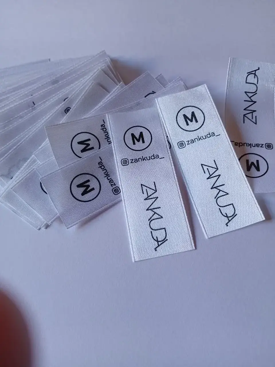 Pack 1.000 Etiquetas de costura personalizadas en Cinta Satín 4