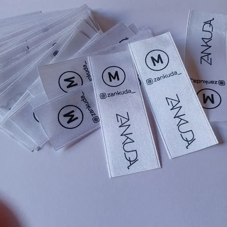Pack 1.000 Etiquetas de costura personalizadas en Cinta Satín 4