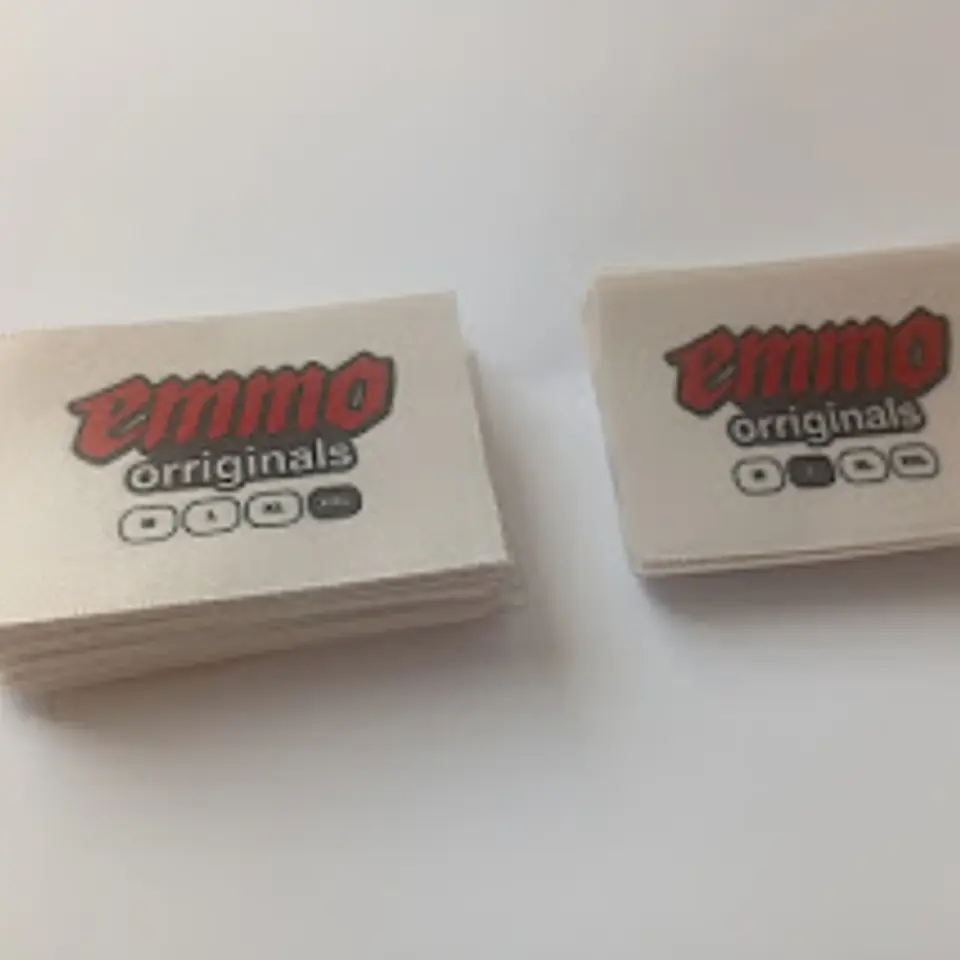 100 Etiquetas tallas surtidas, satín 5x7 cms 1