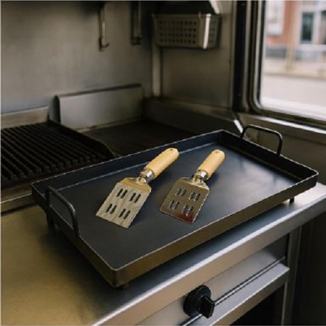 Plancha Churrasquera 45X25 mas dos Espatulas 2