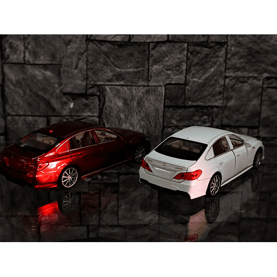 Toyota Crown Luxury Edition Escala 1:32 | Metálico - Full Apertura