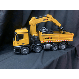 Camión Huina 1538 es una máquina 2-en-1: Camión Tolva + Grúa Forestal con 26 canales de precisión