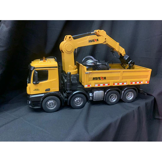 Camión Huina 1538 es una máquina 2-en-1: Camión Tolva + Grúa Forestal con 26 canales de precisión