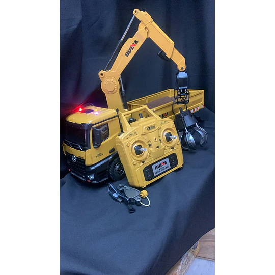 Camión Huina 1538 es una máquina 2-en-1: Camión Tolva + Grúa Forestal con 26 canales de precisión