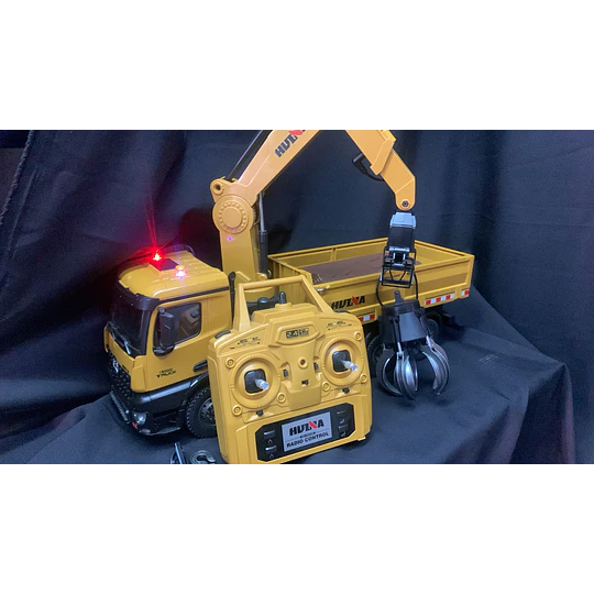 Camión Huina 1538 es una máquina 2-en-1: Camión Tolva + Grúa Forestal con 26 canales de precisión