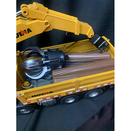 Camión Huina 1538 es una máquina 2-en-1: Camión Tolva + Grúa Forestal con 26 canales de precisión