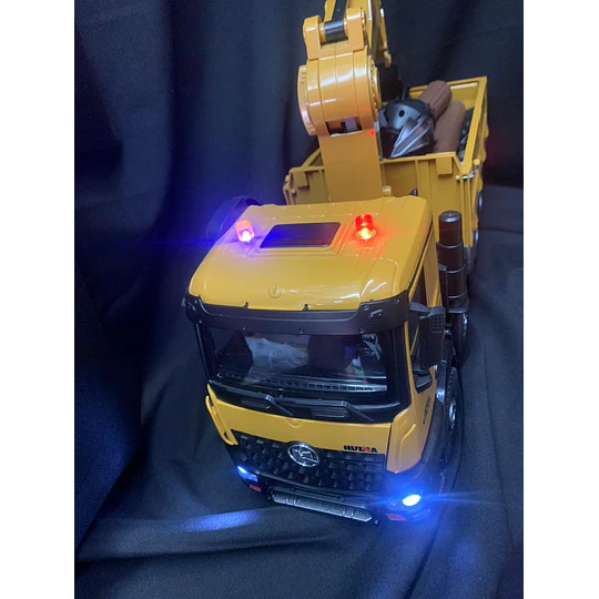 Camión Huina 1538 es una máquina 2-en-1: Camión Tolva + Grúa Forestal con 26 canales de precisión