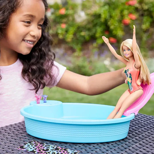 Muñeca Barbie Piscina Glam con Tobogán y Accesorios