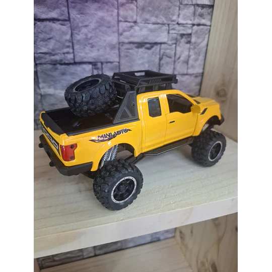 Camioneta A Escala 1:32, Con Luces, Apertura De Puertas Amarillo