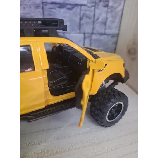 Camioneta A Escala 1:32, Con Luces, Apertura De Puertas Amarillo