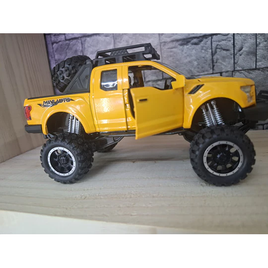Camioneta A Escala 1:32, Con Luces, Apertura De Puertas Amarillo