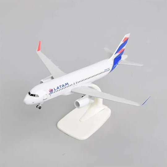 Avión Airbus A320 LATAM 20 cm Metálico con Base