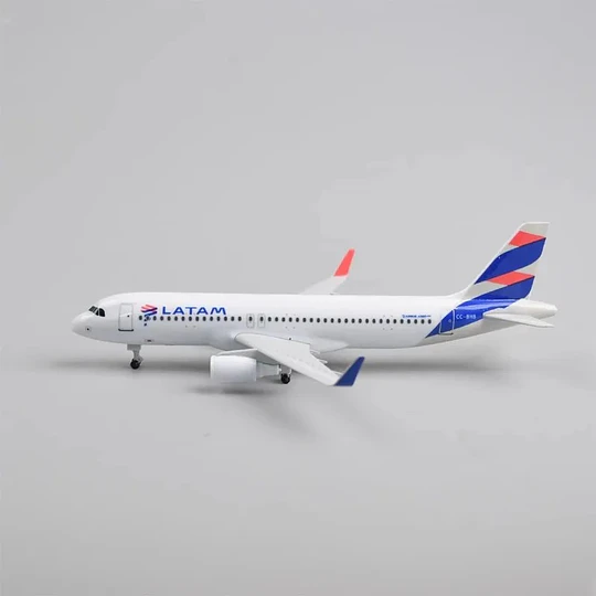 Avión Airbus A320 LATAM 20 cm Metálico con Base
