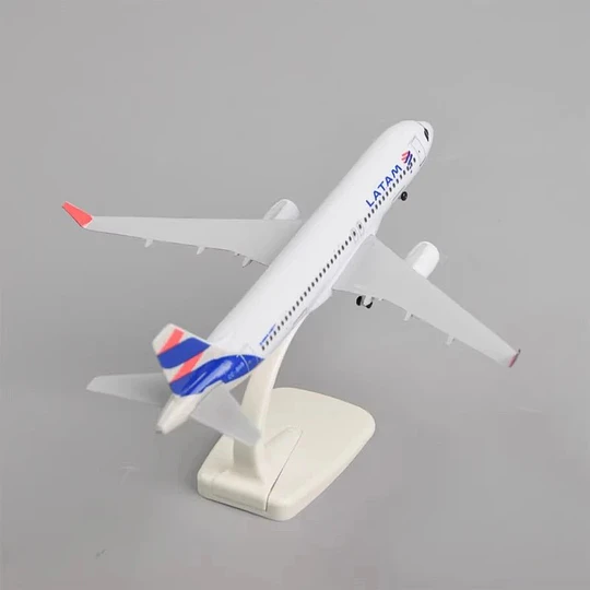 Avión Airbus A320 LATAM 20 cm Metálico con Base