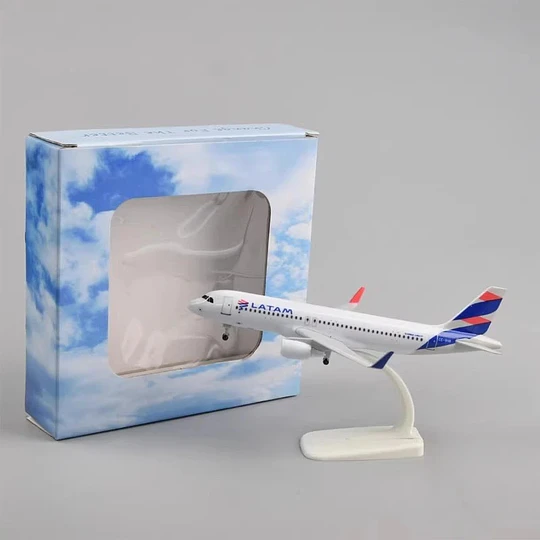 Avión Airbus A320 LATAM 20 cm Metálico con Base