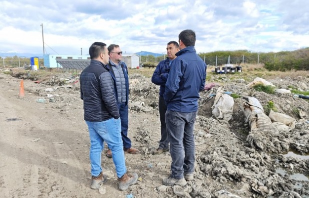 Gobierno destina $672 millones para extinguir incendio en vertedero de Natales. El Pingüino