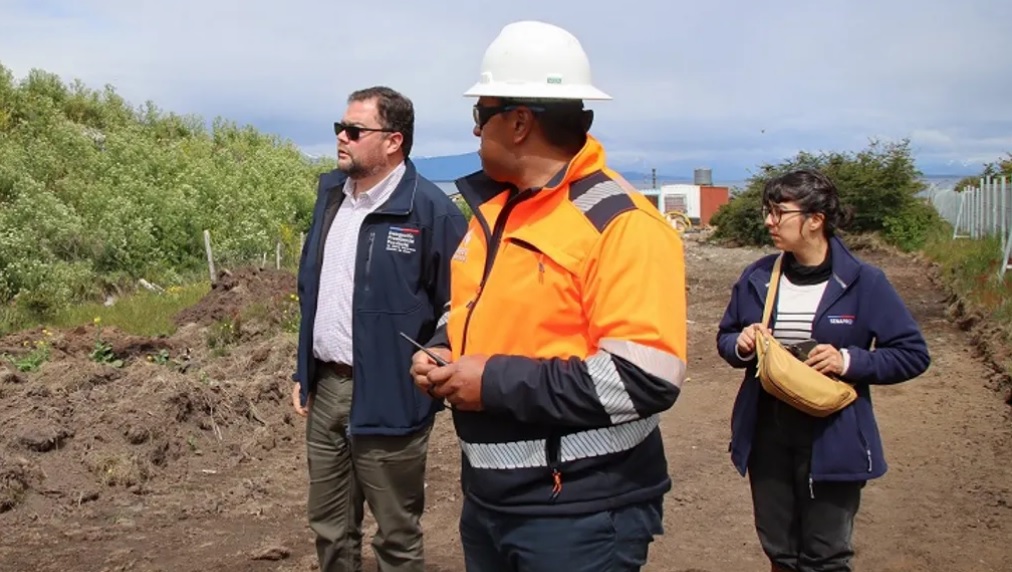 Delegado Presidencial Guillermo Ruiza recorre las faenas de extinción del fuego en vertedero municipal de Puerto Natales