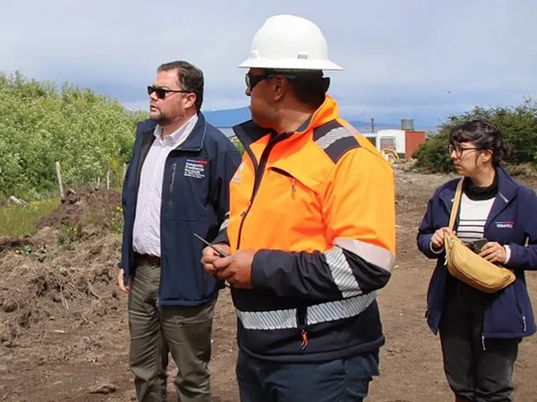 Delegado Presidencial Guillermo Ruiza recorre las faenas de extinción del fuego en vertedero municipal de Puerto Natales