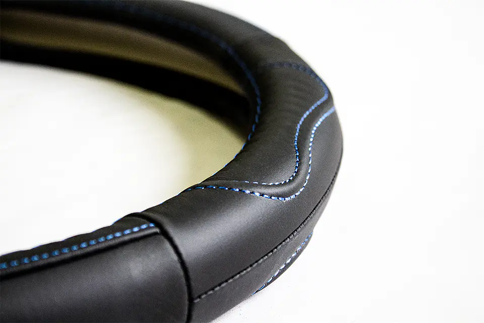 Cubre Volante de Cuero Negro para Camionetas – Talla M con Hilo Azul 4