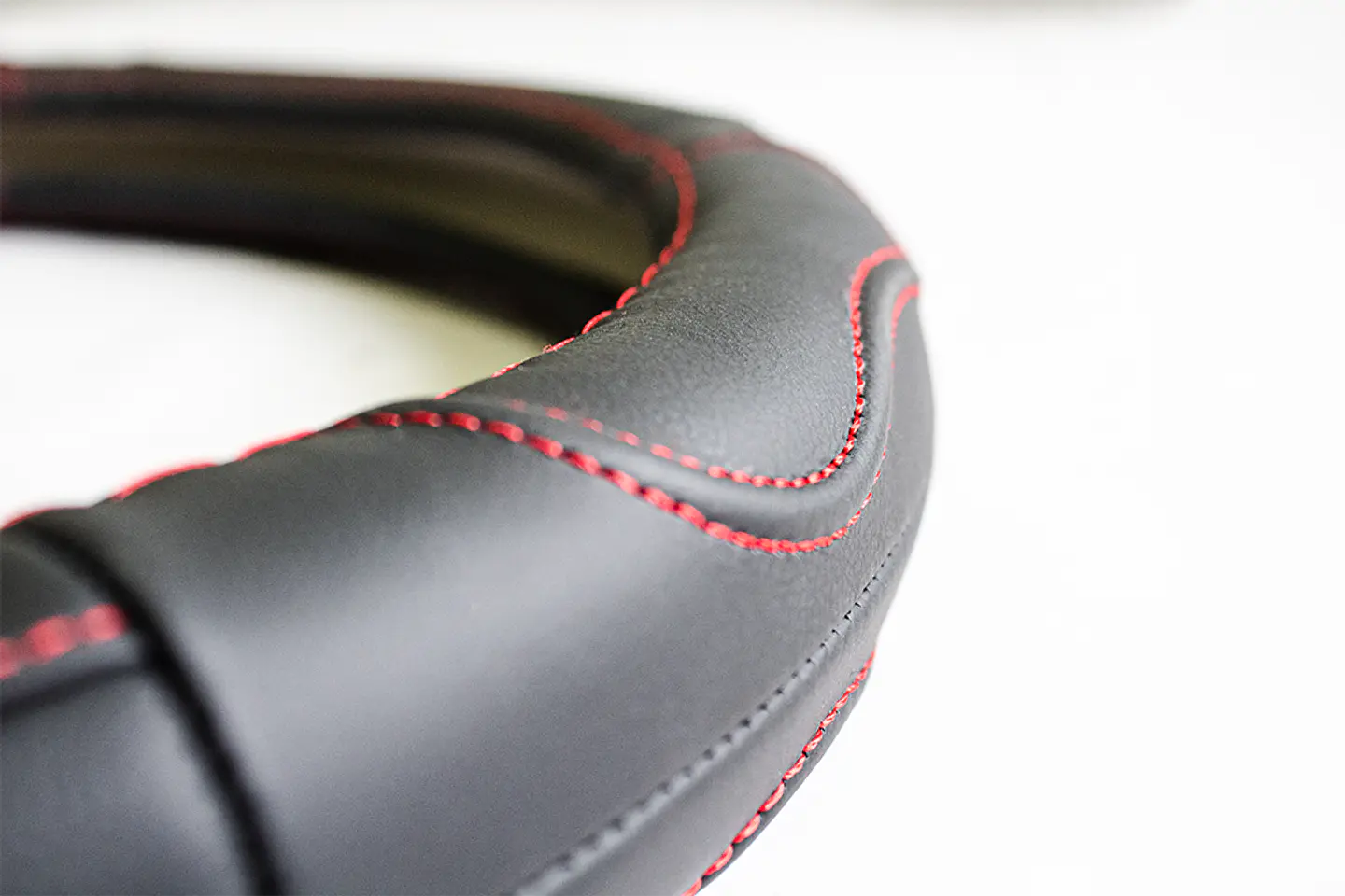 Cubre Volante de Cuero Negro para Camionetas – Talla M con Hilo Rojo 4