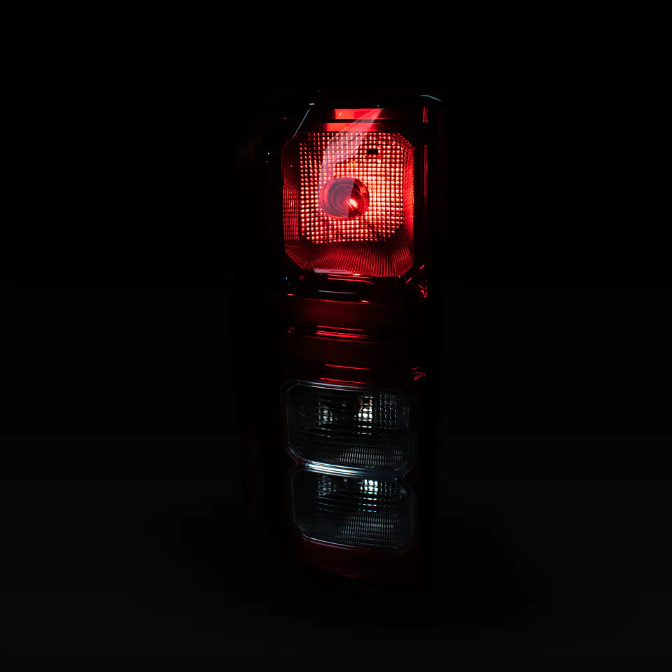 Farol Trasero Mitsubishi L200 2024+ Halógeno 3