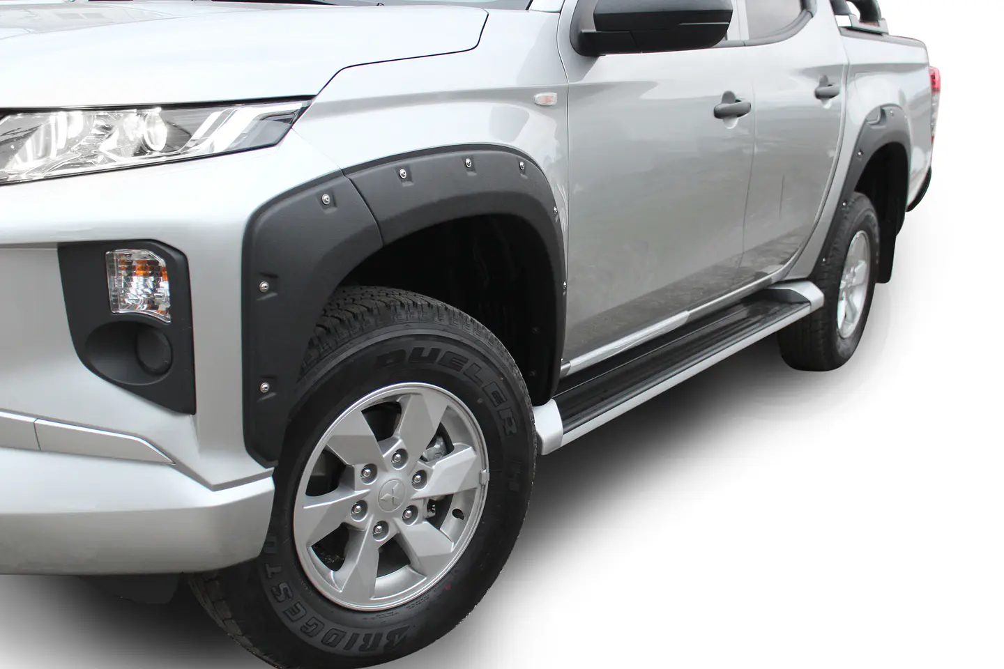 Extensiones de Tapabarro Mitsubishi L200 2019–2023 | ABS Negro Estilo Militar con Kit de Instalación 4