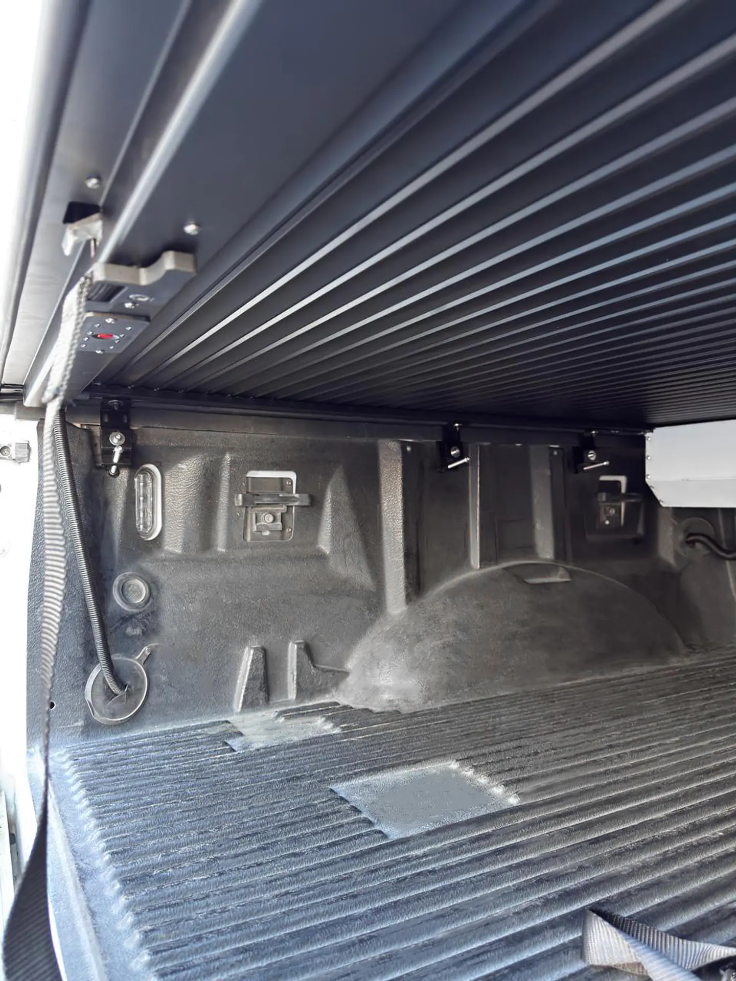 Tapa Retráctil Manual para Camionetas Pick Up Ford F150 2016+ | Alta Resistencia, Seguridad y Diseño Premium – Kangaroo Chile 10