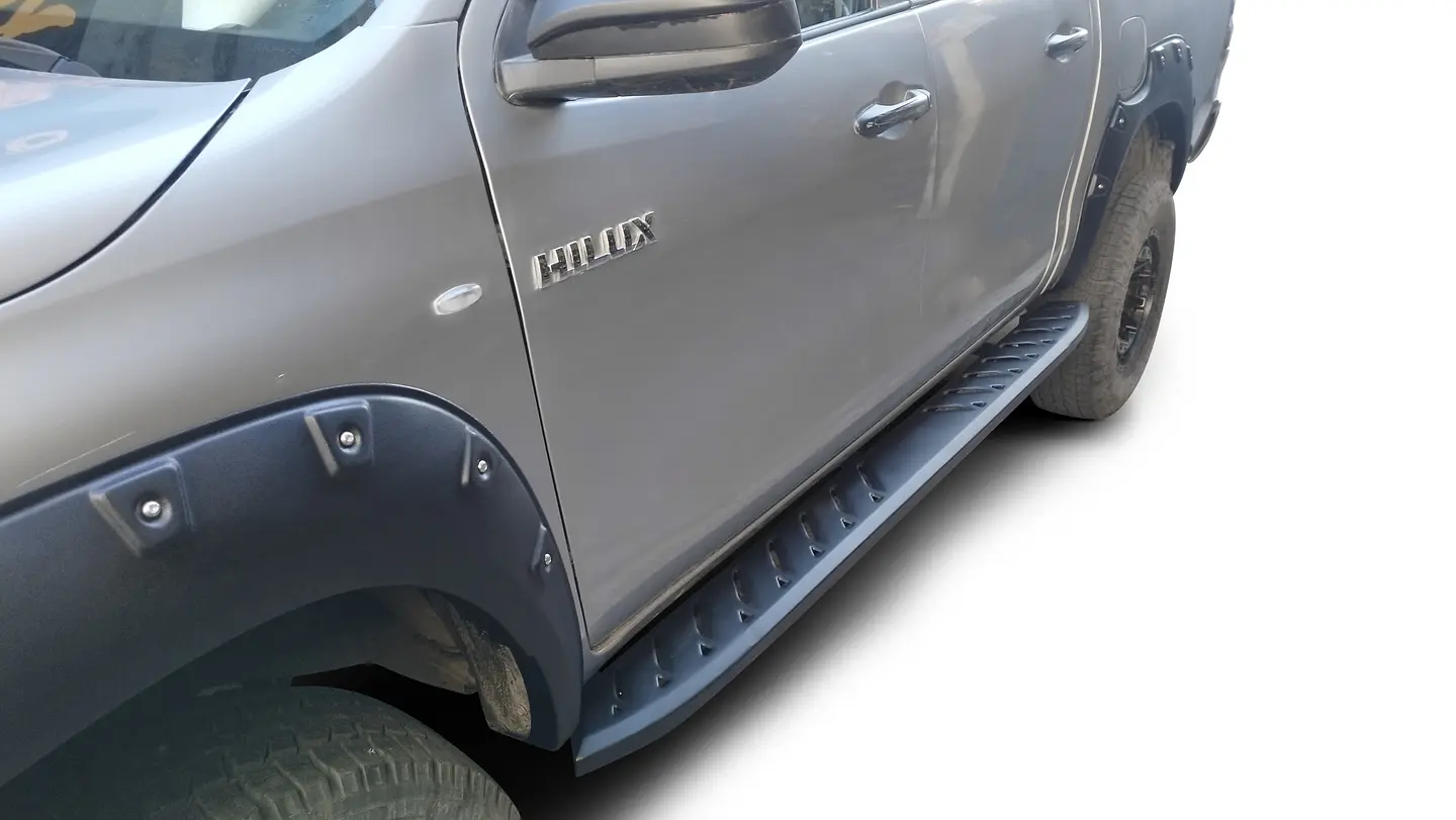 Juego de Pisaderas Toyota Hilux 2016-2024 Shark Heavy Duty | Fierro Negro Resistente 3