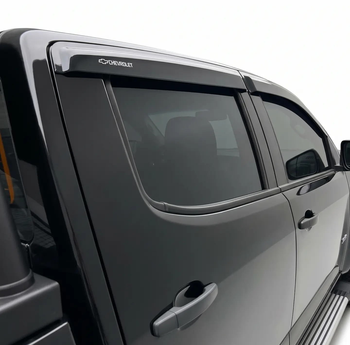 Aletas Bota Agua Chevrolet Colorado 2020+ ABS Negro – Instalación fácil con cinta 3M 2