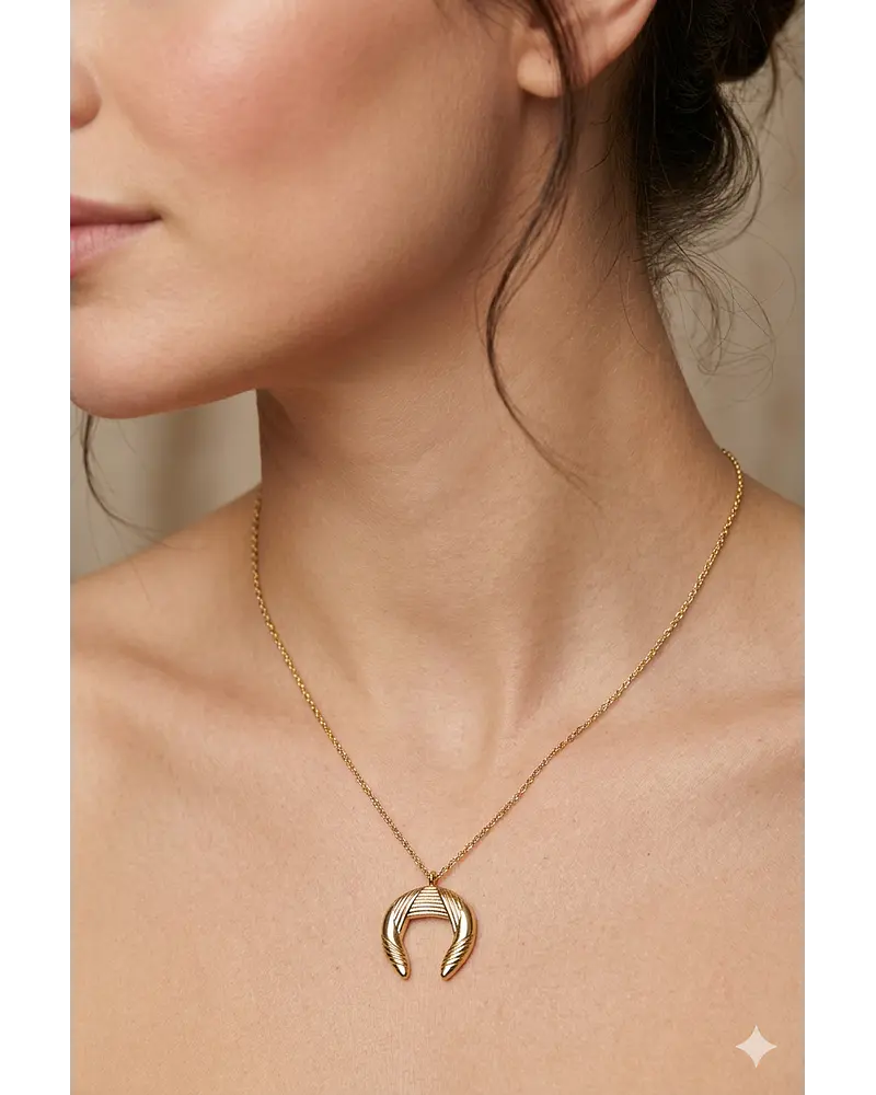 Collar de acero dorado 