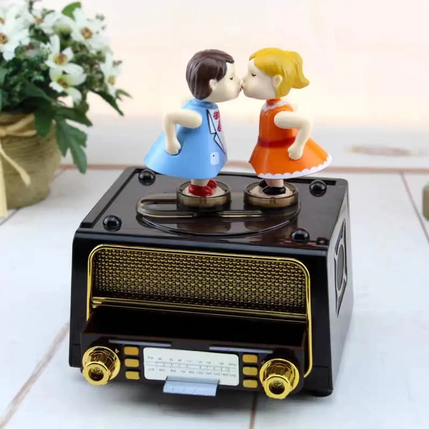 Caja Musical Radio Retro Pareja Besándose Regalo Romántico 2