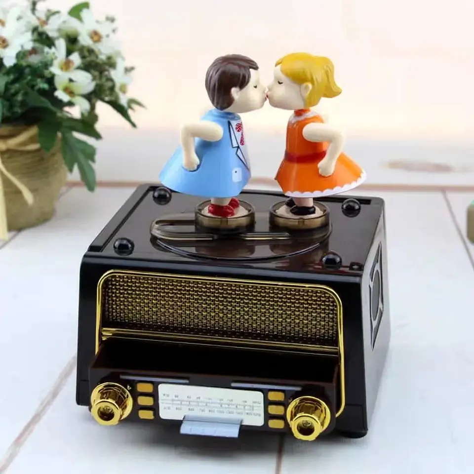 Caja Musical Radio Retro Pareja Besándose Regalo Romántico 2