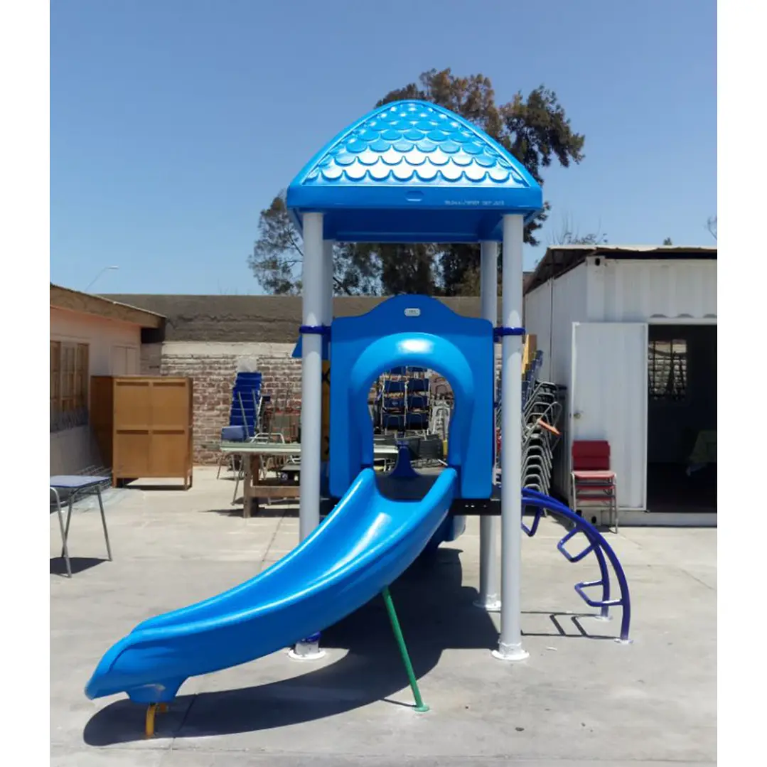 Casa de juego de exterior con triple resbalín 2