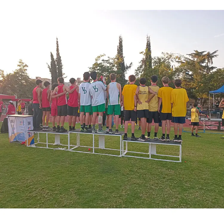 Podio de premiación para equipo marca Nelco 3