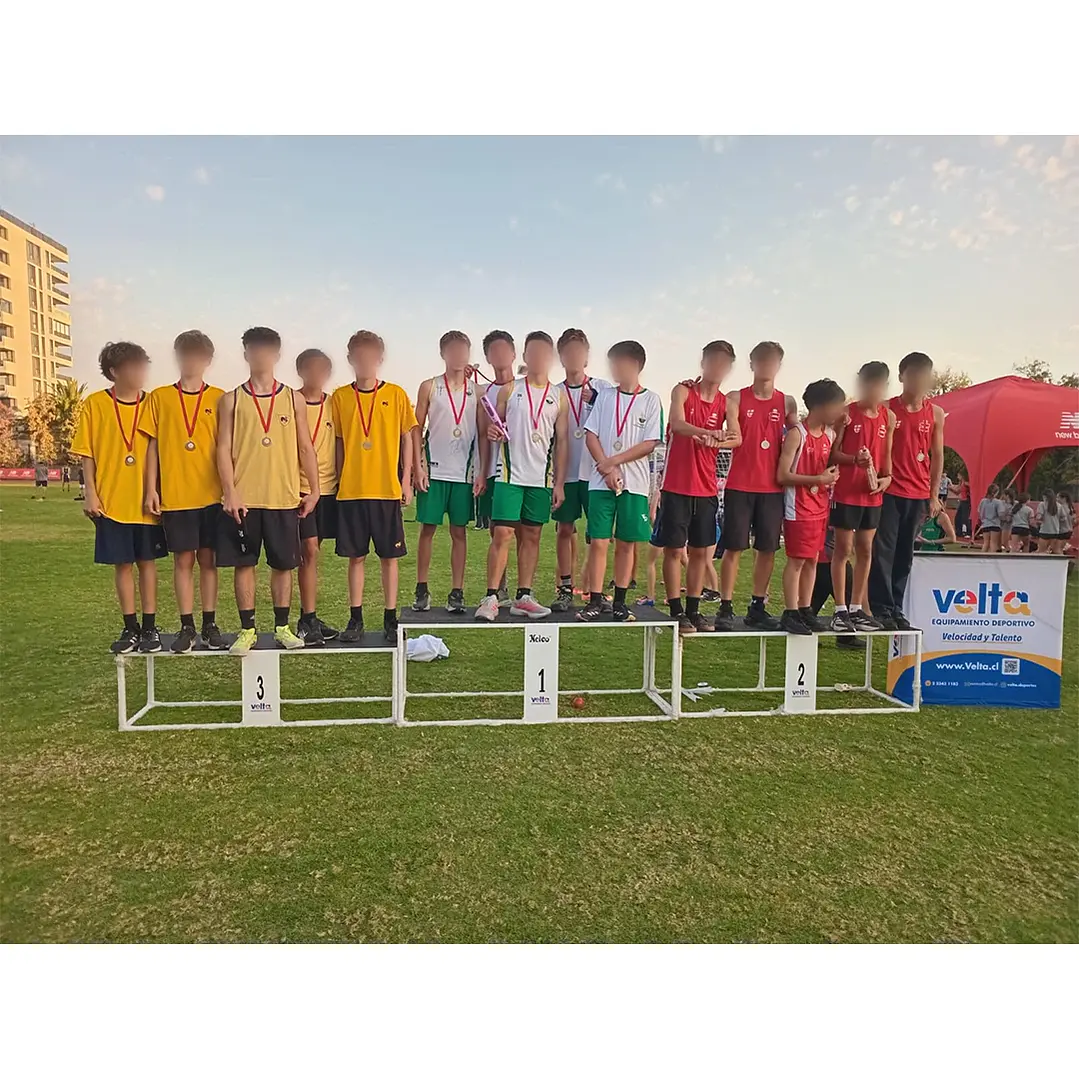 Podio de premiación para equipo marca Nelco 1