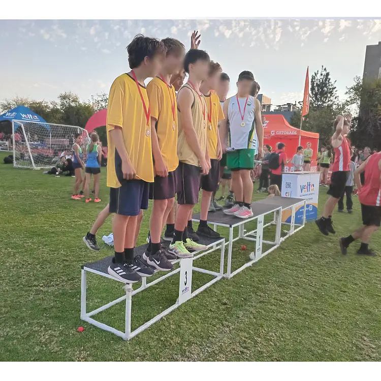 Podio de premiación para equipo marca Nelco 5