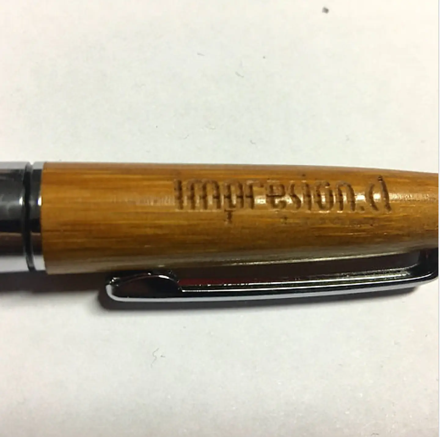 Bolígrafo de bamboo con estuche personalizado 4