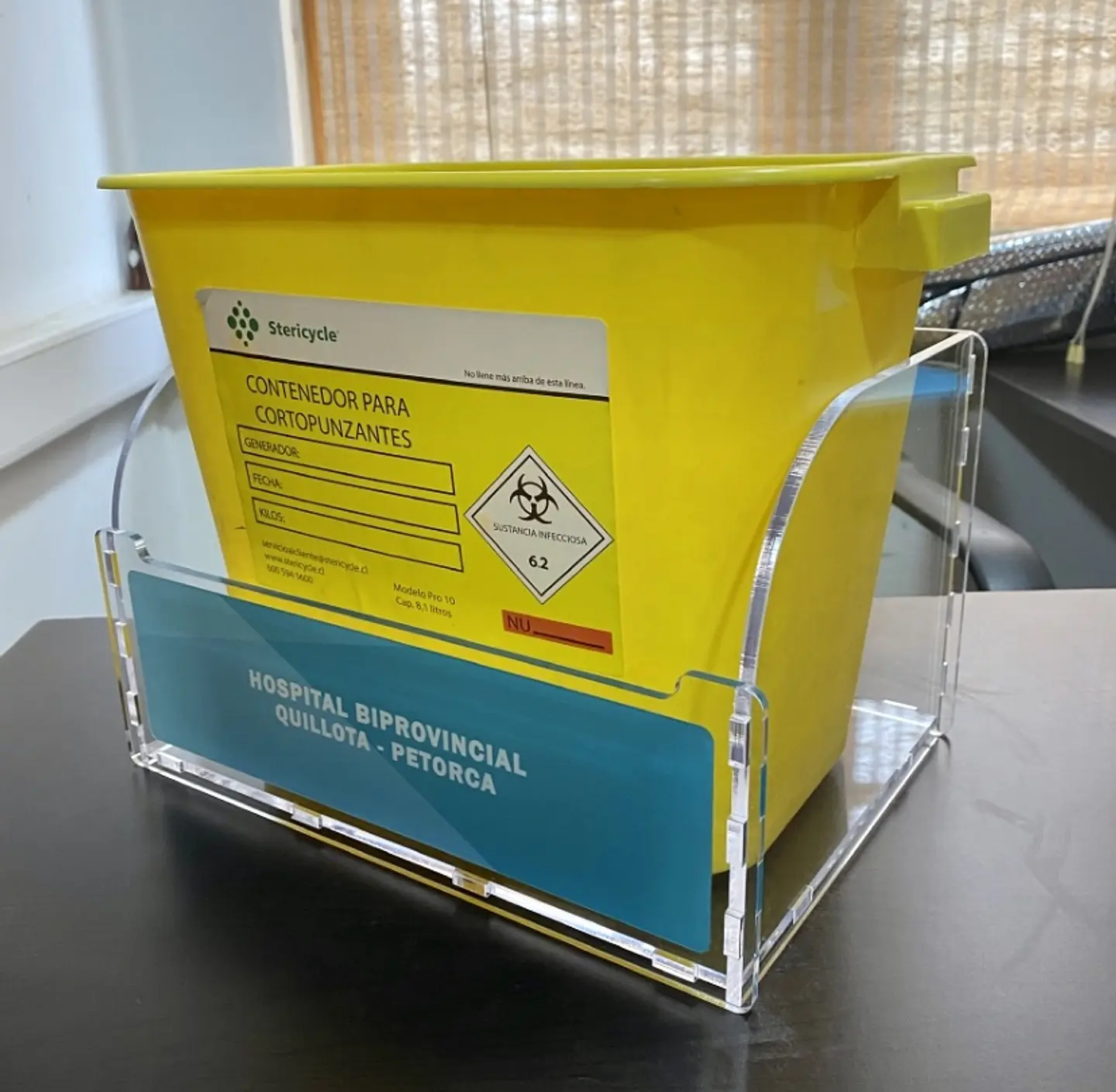 Dispensador Contenedor Cortopunzantes 4