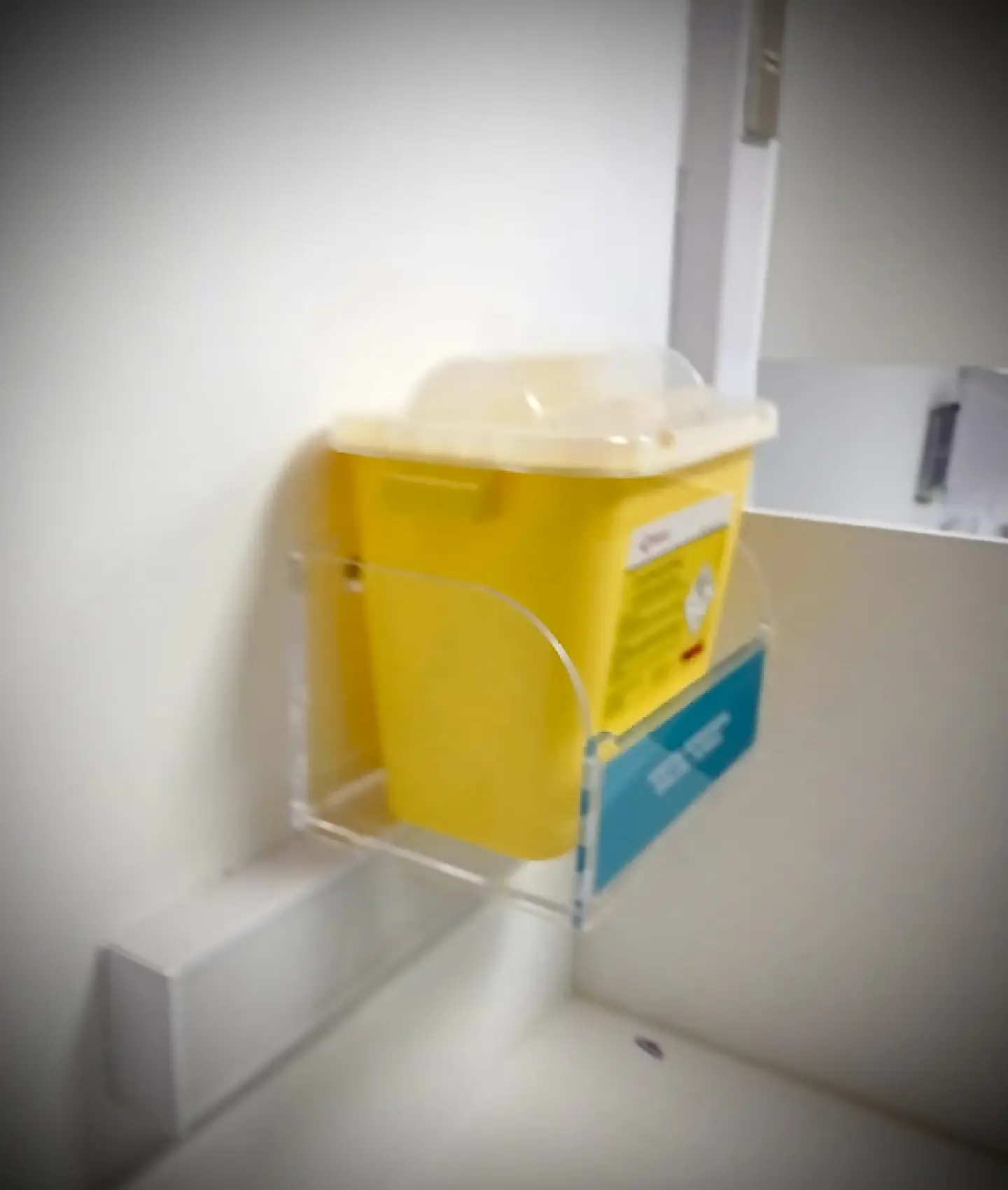 Dispensador Contenedor Cortopunzantes 1