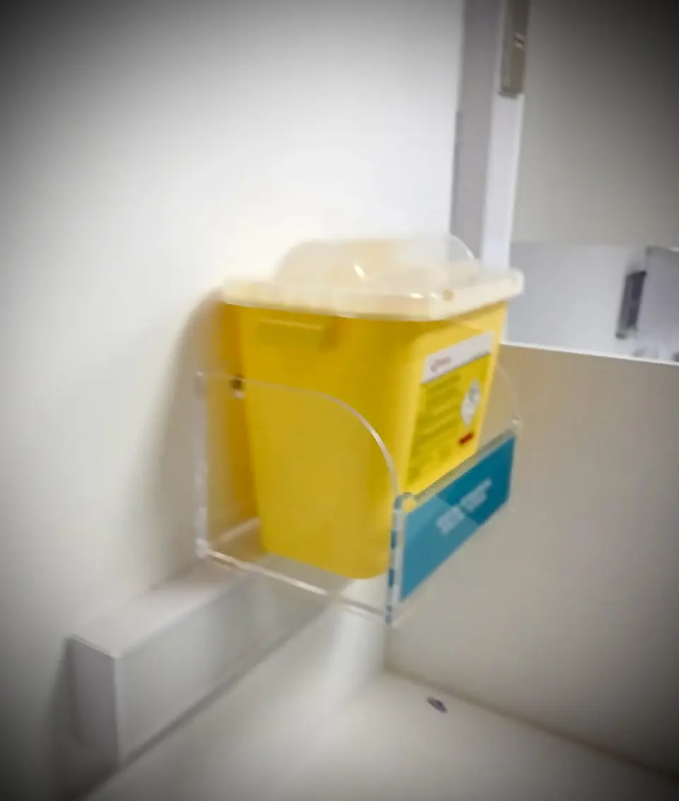 Dispensador Contenedor Cortopunzantes 1