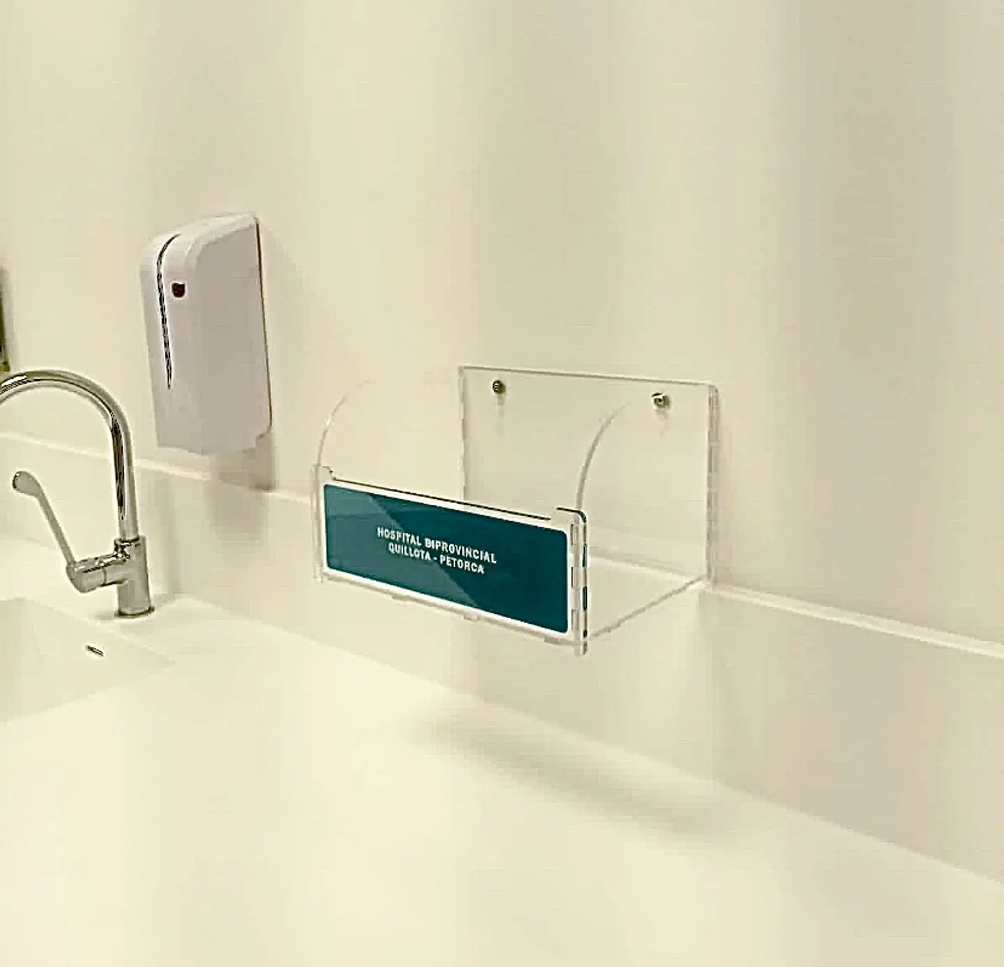 Dispensador Contenedor Cortopunzantes 2